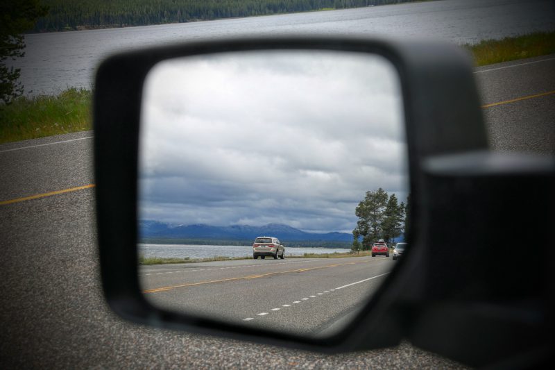 Yellowstone Lake in de autospiegel