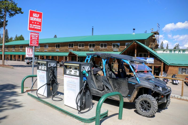 Een buggy die aan het tanken is voor Bear Lodge