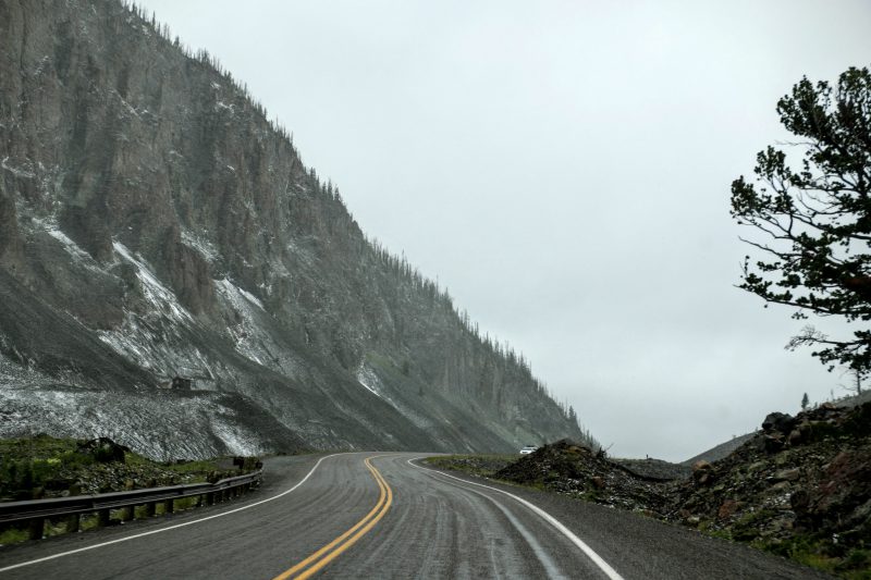 east-entrance-road-yellowstone-national-park-wyoming-verenigde-staten
