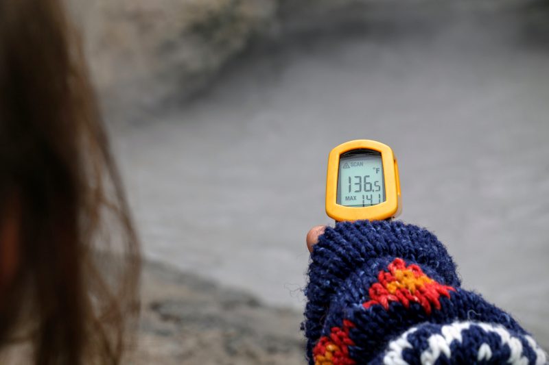 Temperatuur meten in Yellowstone Park samen met een ranger