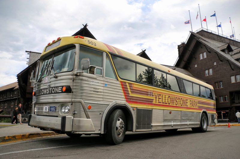 Yellowstone bus voor de Old Faithful Inn