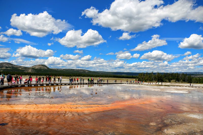 Wandelpad Grand Prismatic Spring met toeristen